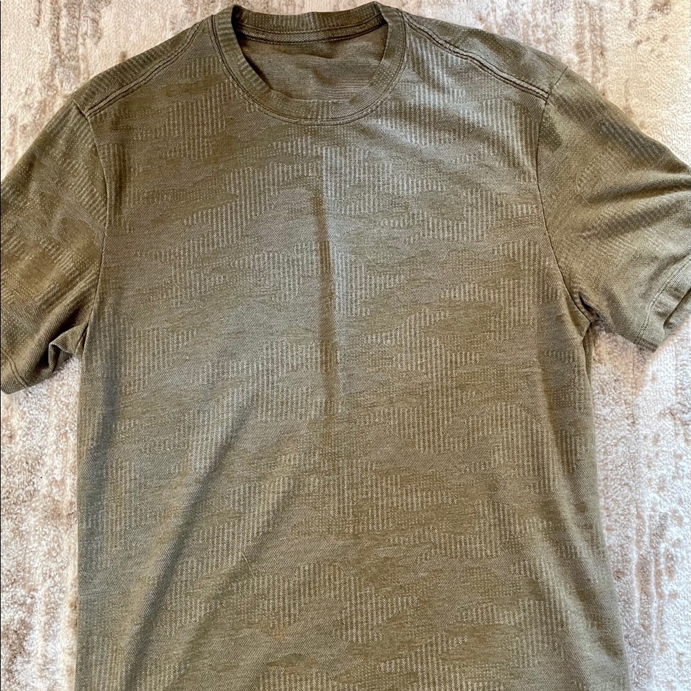Authentic men’s Lululemon short sleeve shirt
